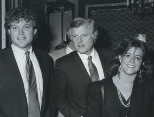 Ted Kennedy with children Kara and Ted Jr. 1988, NY.jpg